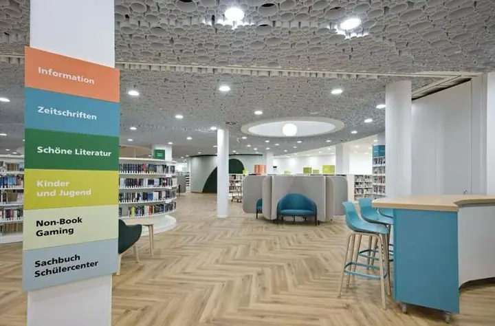 Bibliothek mit Designboden und Sitzbereichen