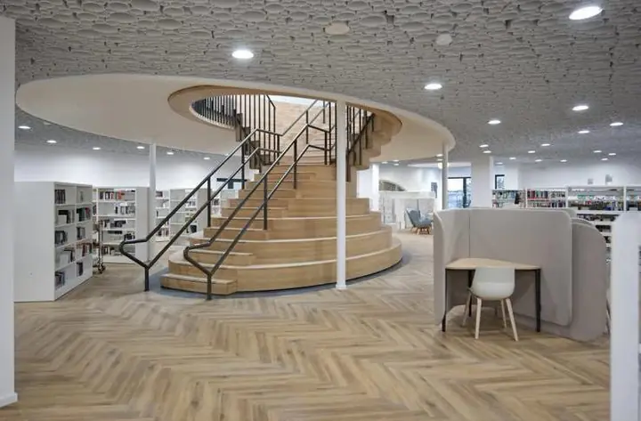Bibliothek mit Designboden im Fischgrät-Look