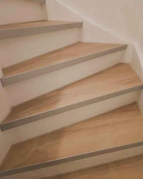 Treppenstufen mit Belag in Holzoptik