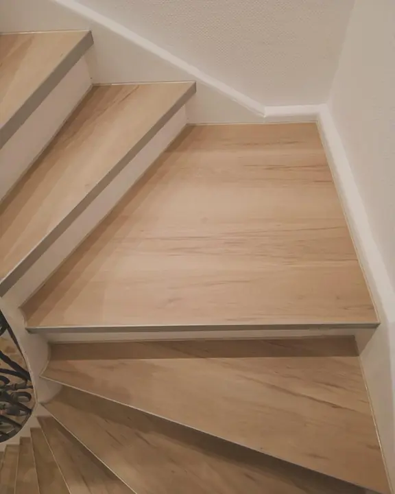 Gewendelte Treppe mit Belag in Holzoptik