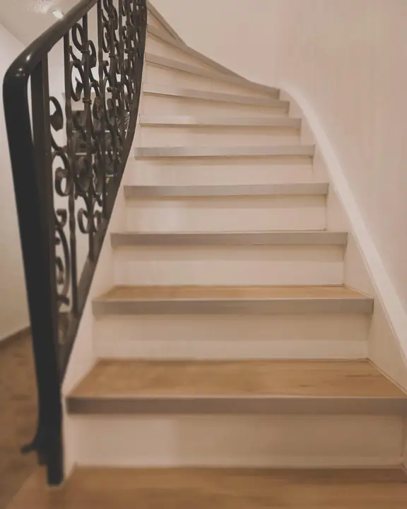 Treppe mit Stufenbelag in Holzoptik und Kantenprofilen