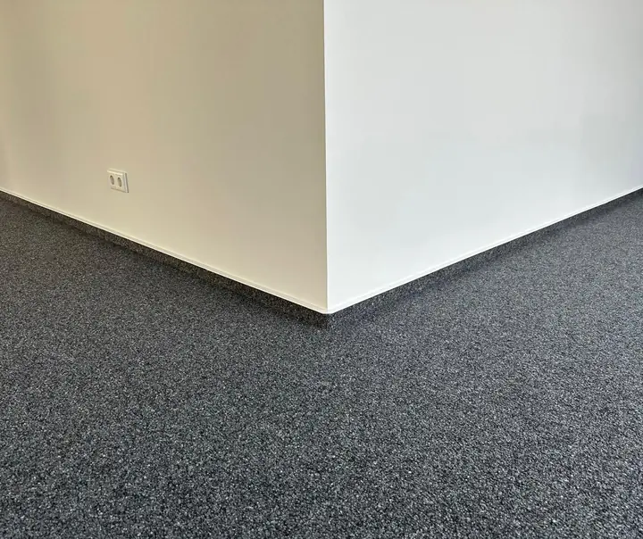 Teppichboden mit sauber gesetzter Sockelleiste