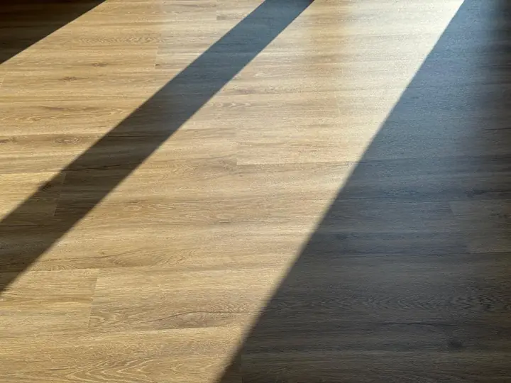 Vinylboden in Holzoptik im Sonnenlicht