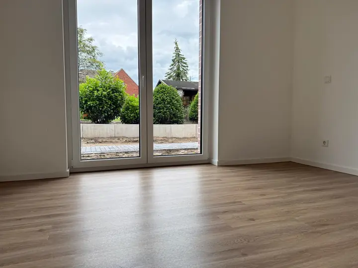 Wohnzimmer mit Vinylboden und Blick in den Garten