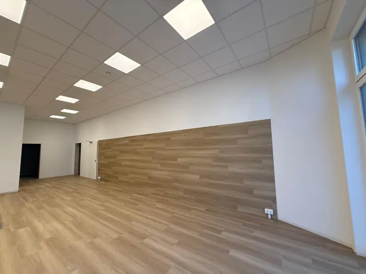 Büroetage mit Vinylboden und Wandverkleidung in Holzoptik