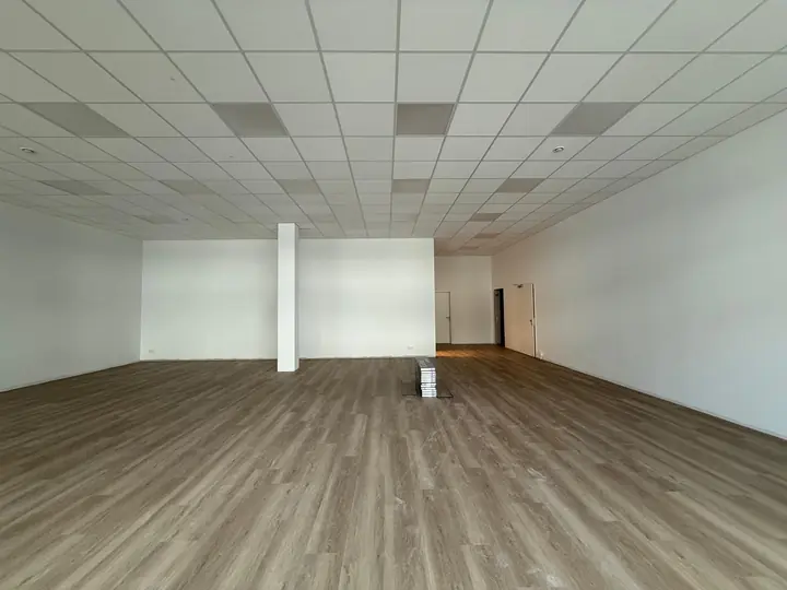 Bürofläche mit Vinylboden in grauer Holzoptik