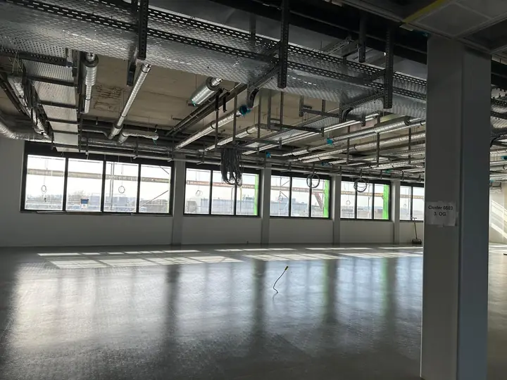 Große Gewerbefläche nach der Bodenverlegung